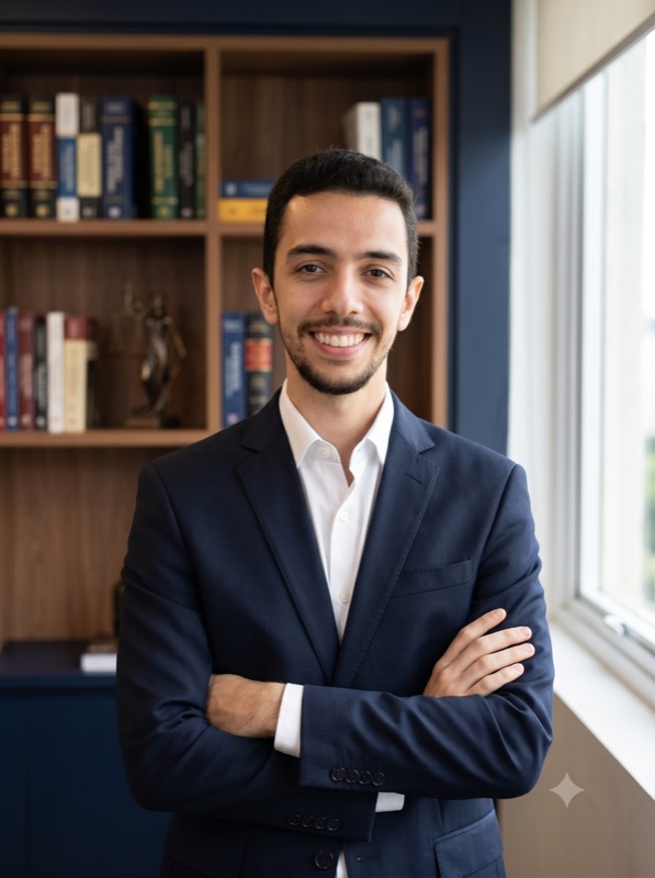 Dr. Rafael Abi-Saber em seu escritório